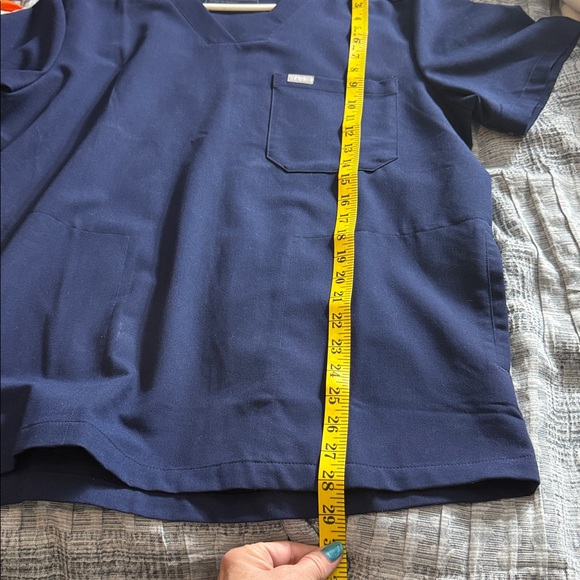 Figs Technical Collection Navy 3 Pocket Scrub Top V-Neck Large - Picture 8 of 9